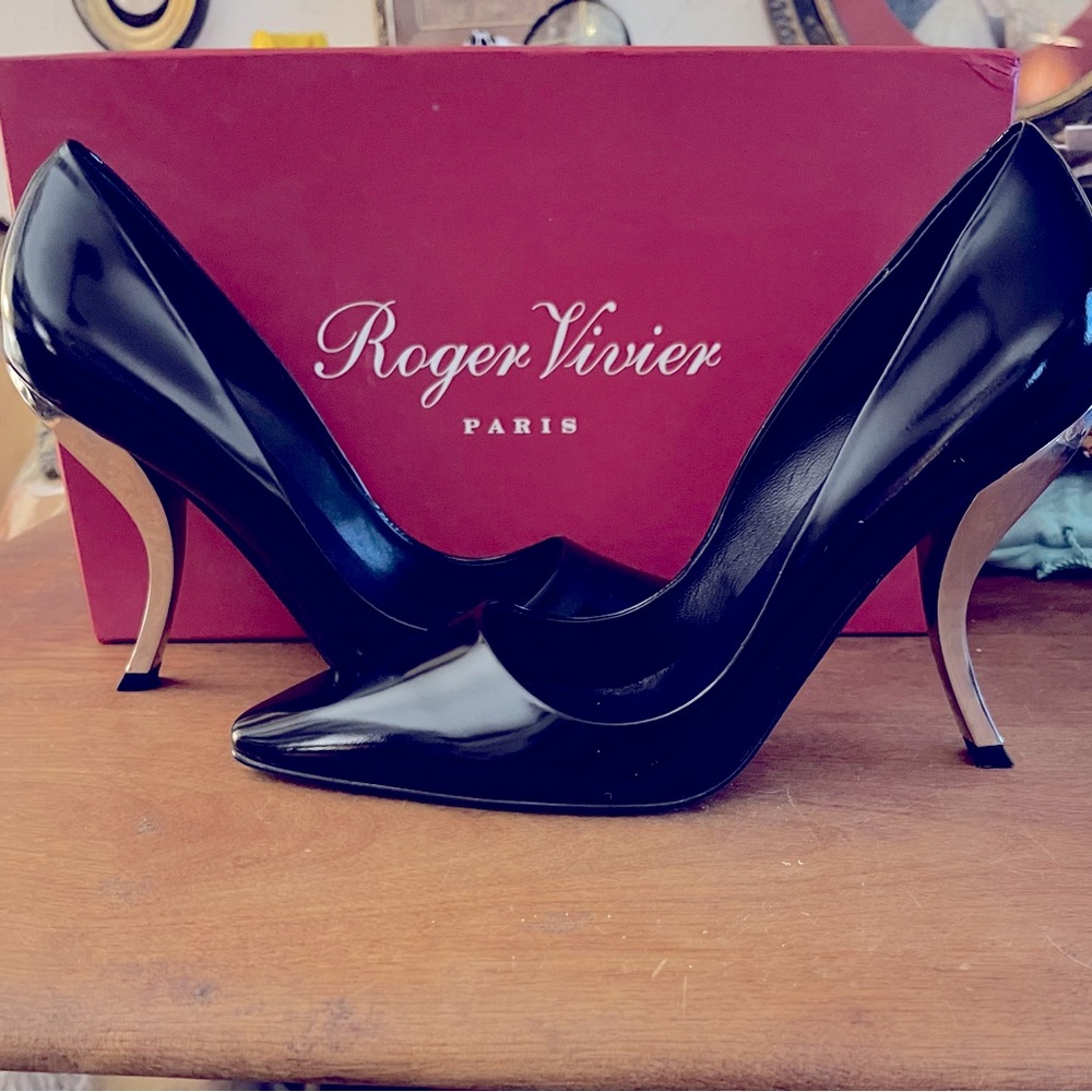 Roger Vivier Black Patent Leather Pointed-Toe Pumps